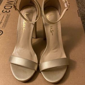 Size 5 Lulus gold chunky heel